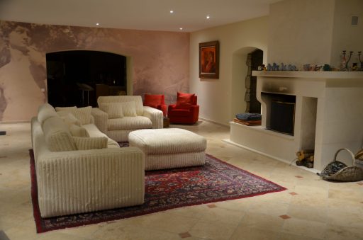 Salon avec cheminée de la propriété de Flayosc, espace de détente entre les sessions