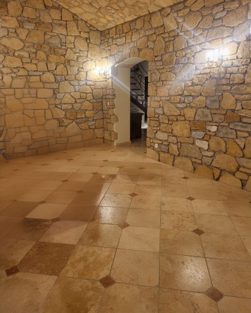 Salle de formation voûtée en pierre ancienne de l'IECM, à l'éclairage tamisé